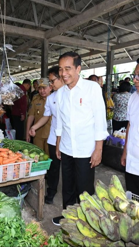 Momen Unik! Jokowi & Emak-Emak Nyentrik Salam Komando, Kacamata Hitam Rambut Pirang