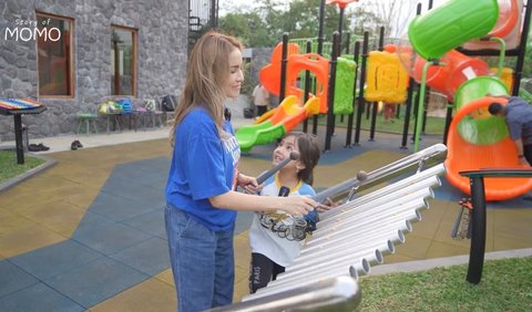 Selain wahana permainan, playground ini juga dilengkapi dengan berbagai alat musik.