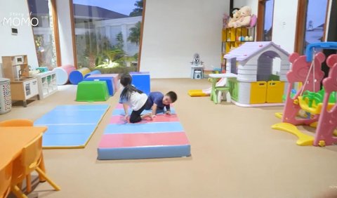 Playground ini tidak hanya menawarkan area bermain outdoor, tapi juga dilengkapi dengan ruang permainan indoor di lantai dua.