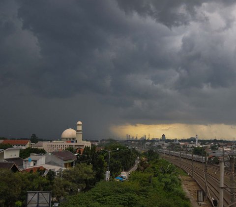 Pemandangan awan gelap dan tebal tampak menyelimuti sebagian wilayah di Jakarta, pada Jumat (28/6/2024). Badan Meteorologi, Klimatologi, dan Geofisika BMKG memprediksikan cuaca di seluruh wilayah Jakarta, pada Jumat (28/6), cenderung berawan dan sebagian daerah hujan. Foto: Merdeka.com/Imam Buhori