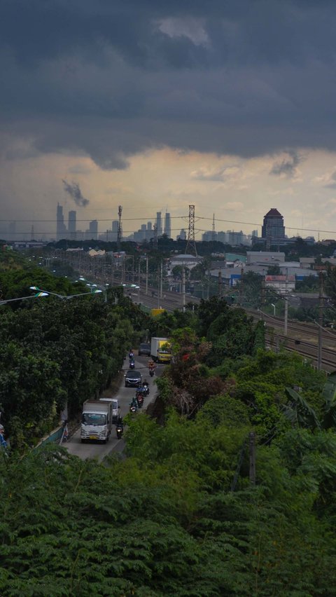 Dalam laman resminya, BMKG mengeluarkan peringatan dini kepada masyarakat untuk mewaspadai potensi hujan disertai kilat/petir dan angin kencang di sebagian wilayah Jakarta. Foto: Merdeka.com/Imam Buhori