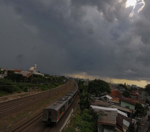 FOTO: Penampakan Awan Gelap dan Tebal Kepung Jakarta, BMKG Keluarkan Peringatan Dini