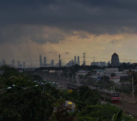 FOTO: Penampakan Awan Gelap dan Tebal Kepung Jakarta, BMKG Keluarkan Peringatan Dini