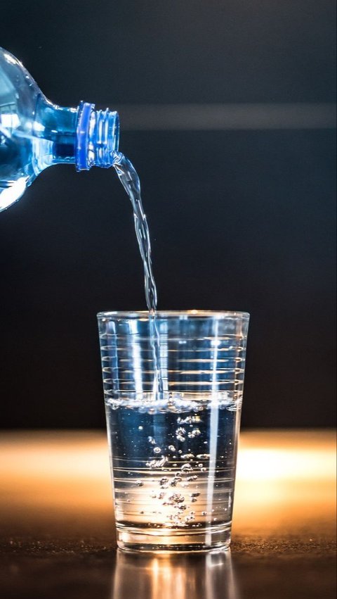 Manfaat Minum Air Putih Hangat saat Perut Kosong, Bersihkan Racun Tubuh