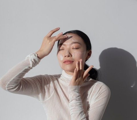 ilustrasi perempuan memakai skincare//copyright freepik