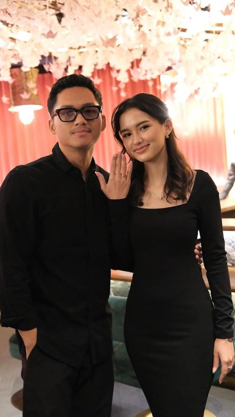 Pada momen itu, Sarah tampil cantik mengenakan dress hitam polos.