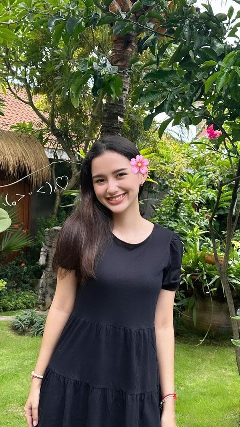 Dia juga pandai memilih outfit yang cocok deng kulit dan bodynya. Seperti potret berikut ini, Sarah tampil cantik dengan dress hitam.