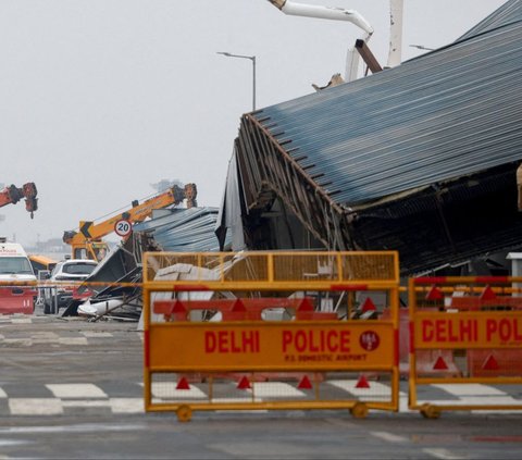 Kondisi bagian atap yang runtuh akibat hujan lebat di Terminal 1 Bandara Internasional Indira Gandhi, New Delhi, India, Jumat (28/6/2024). Hujan lebat dan angin merobohkan atap di bandara utama di New Delhi hingga menyebabkan jatuhnya korban jiwa. REUTERS/Priyanshu Singh