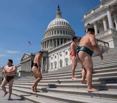 Sejumlah pegulat sumo menghadiri acara pameran Sumo dan Sushi saat mengunjungi Ibu Kota AS selama tur kota menjelang acara malam mereka di Washington, AS, 28 Juni 2024. Foto: REUTERS / Nathan Howard<br>