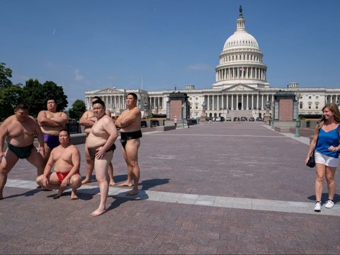 FOTO: Ketika Pegulat Sumo Jepang Wara-Wiri di US Capitol Washington, Aksinya Hebohkan Wisatawan