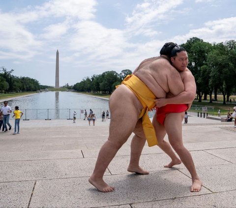 Beberapa dari mereka ada yang melakukan aksinya dengan berpura-pura gulat saat berkunjung ke Lincoln Memorial selama tur di kota tersebut. Foto: REUTERS / Nathan Howard<br>