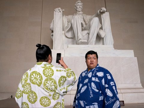 FOTO: Ketika Pegulat Sumo Jepang Wara-Wiri di US Capitol Washington, Aksinya Hebohkan Wisatawan