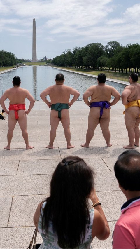 FOTO: Ketika Pegulat Sumo Jepang Wara-Wiri di US Capitol Washington, Aksinya Hebohkan Wisatawan