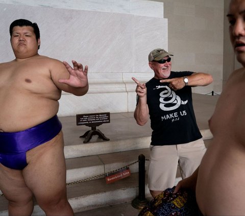 FOTO: Ketika Pegulat Sumo Jepang Wara-Wiri di US Capitol Washington, Aksinya Hebohkan Wisatawan