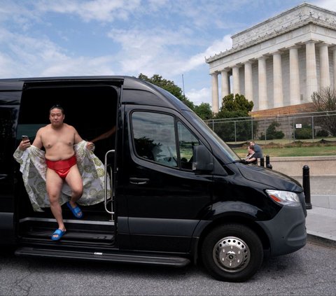FOTO: Ketika Pegulat Sumo Jepang Wara-Wiri di US Capitol Washington, Aksinya Hebohkan Wisatawan