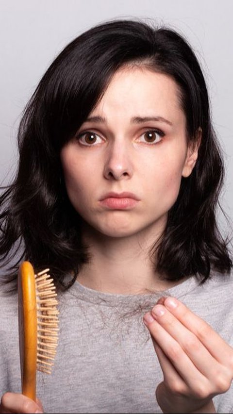 Rambut rontok. (c) Shutterstock/Diana Shilovskaya