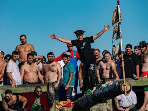 FOTO: Demi Ambil Bendera, Orang-Orang Banyak Jatuh ke Laut saat Mati-matian Berjuang di Kompetisi yang Sudah Ada Sejak 1927