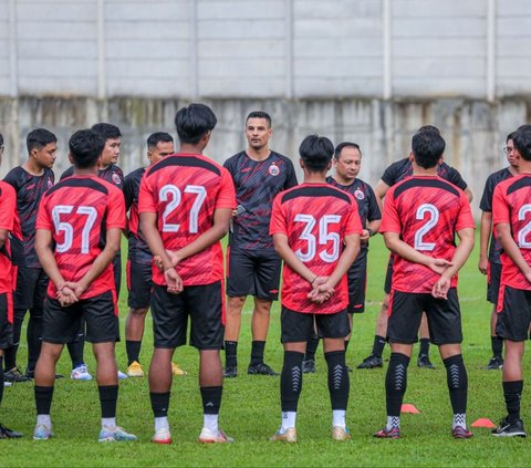 Hari Sabtu, 29 Juni 2024, menandai era baru bagi Persija Jakarta dengan dimulainya sesi latihan perdana yang dipimpin oleh pelatih anyar mereka, Carlos Pena. Foto: Bola.com / Bagaskara Lazuardi<br>