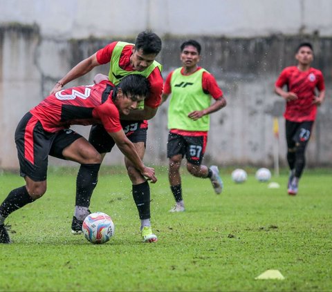 Latihan perdana ini diharapkan menjadi awal yang baik bagi Persija Jakarta di bawah kepemimpinan Carlos Pena, dan para penggemar tentunya menantikan perkembangan positif dari tim kebanggaan mereka. Foto: Bola.com / Bagaskara Lazuardi<br>