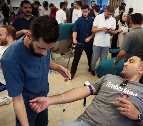 FOTO: Mengharukan, Warga Yordania Bondong-Bondong Donorkan Darah untuk Warga Palestina di Gaza