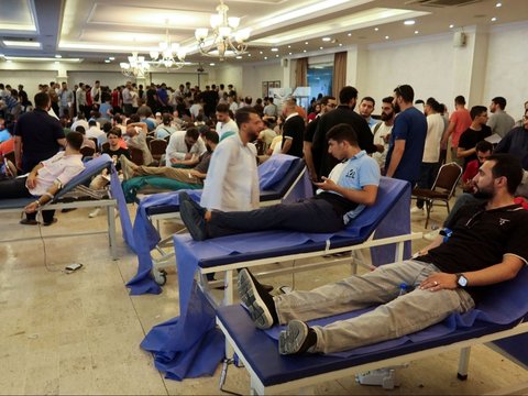 FOTO: Mengharukan, Warga Yordania Bondong-Bondong Donorkan Darah untuk Warga Palestina di Gaza