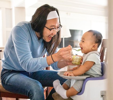 Ilustrasi Bayi Makan MPASI / Freepik by rawpixel.com