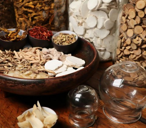 Manfaat daun singkong dalam menjaga kesehatan tubuh.