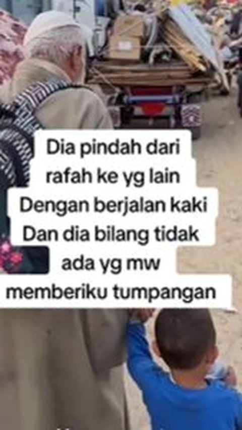 Bikin Hati Perih, Kakek Gandeng Cucunya Tinggalkan Rafah Berjalan Kaki Tak Ada yang Beri Tumpangan