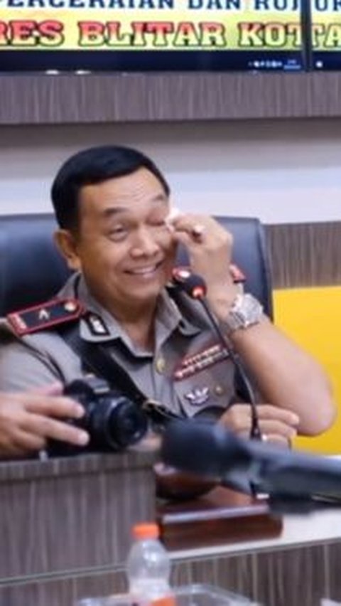 Gelak tawa semakin riuh, tak terkecuali sang komandan. <br>