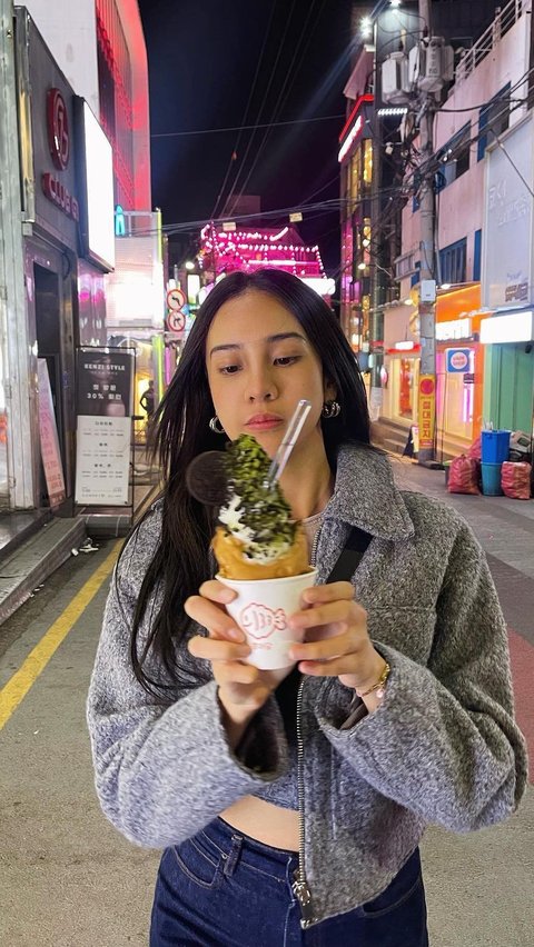 Foto Anya di jalanan Jepang ini terlihat cantik dan menggemaskan.