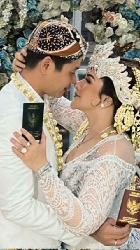 Keduanya tampak mesra memamerkan buku nikah.