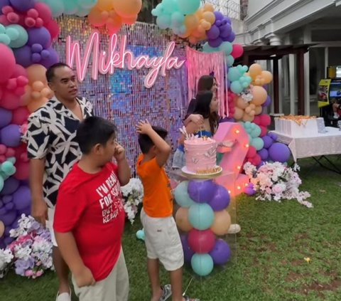 Potret Seru Ultah Ke-12 Mikhayla Anak Nia Ramadhani, Habis Tiup Lilin Langsung Diceburkan ke Kolam Renang