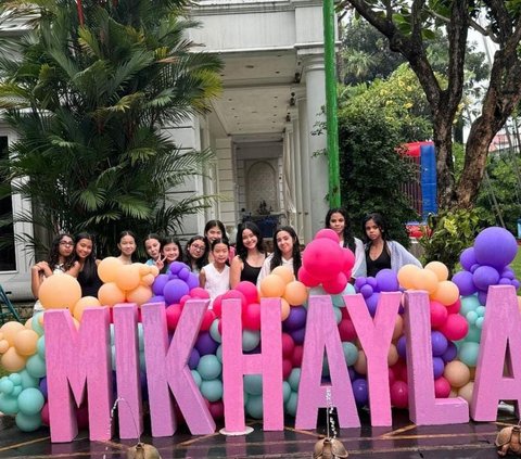 Potret Seru Ultah Ke-12 Mikhayla Anak Nia Ramadhani, Habis Tiup Lilin Langsung Diceburkan ke Kolam Renang