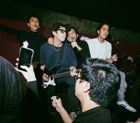 Potret Ultah Ke-25 El Rumi yang Diramaikan The Changcuters, Keberadaan Eca Aura Jadi Perbincangan