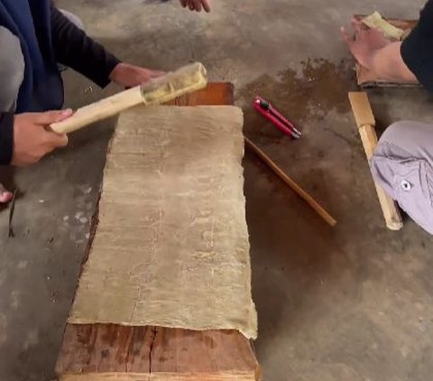 Mengenal Daluang, Selembar Kertas Kuno yang Pembuatannya Butuh Waktu Sepekan