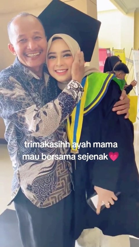 Sang ayah tampak begitu bahagia dan bangga melihat putri kecilnya kini telah dewasa dan menjadi seorang sarjana.