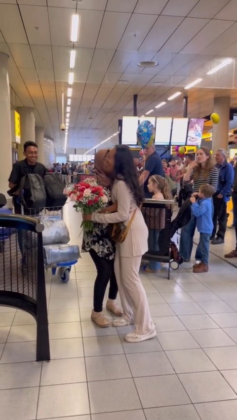 Kini Jadi Orang Sukses di Belanda, Momen Anak Penjual Jamu Jemput Ibunya di Bandara Ini Viral<br>