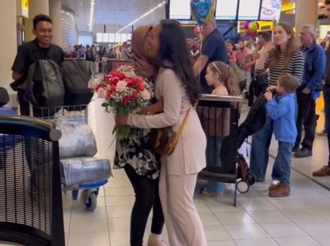 Kini Jadi Orang Sukses di Belanda, Momen Anak Penjual Jamu Jemput Ibunya di Bandara Ini Viral