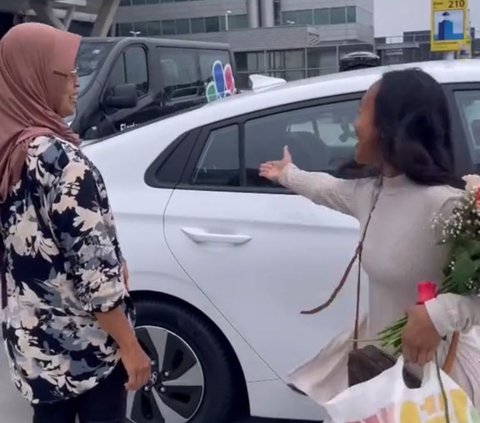 Kini Jadi Orang Sukses di Belanda, Momen Anak Penjual Jamu Jemput Ibunya di Bandara Ini Viral