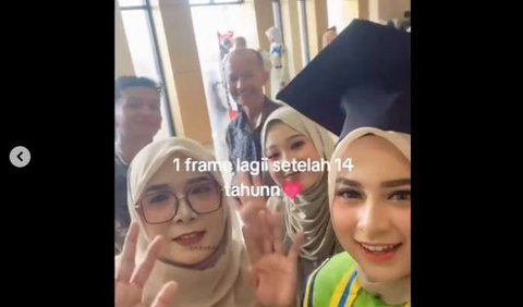 Dia mengatakan bahagia bisa mempertemukan Ibu dan Ayahnya di hari wisuda. <br>