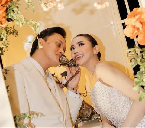 Newlyweds Rizky Febian and Mahalini's Affectionate Behavior Causes a Stir: Smelling the Wife's Armpit Aroma, Met with a Shower of Kisses