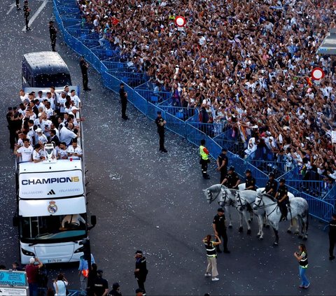 Dari pantauan udara, para suporter terlihat bersuka cita merayakan gelar ke-15 Real Madrid di ajang paling bergengsi klub Eropa, Liga Champions. Foto: Reuters<br>