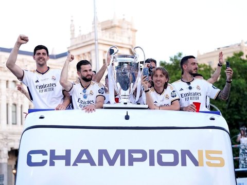 FOTO: Lautan Suporter Sambut Iring-Iringan Parade Kemenangan Real Madrid Mengarak Trofi Juara Liga Champions 2023/2024