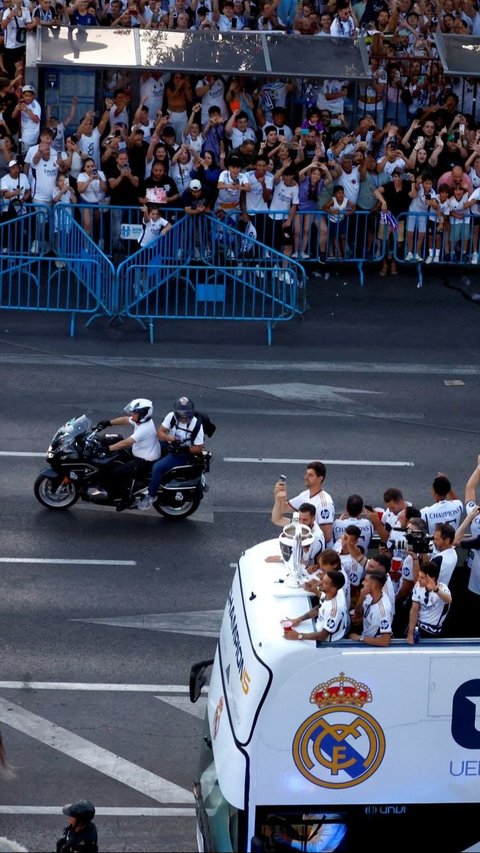 Suasana di Plaza de Cibeles begitu meriah dan penuh kegembiraan. Para suppoter juga mempunyai peran penting menjadi bagian dari perjalanan Real Madrid menuju gelar juara. Foto: Reuters<br>