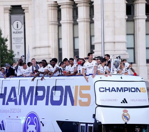 Para pemain Real Madrid juga ikut merayakan kemenangan ini dengan suporter. Mereka naik di atas bus menyapa para supporter dan mengungkapkan berterima kasih kepada suporter yang telah memberikan dukungan tiada henti. Foto: Reuters<br>