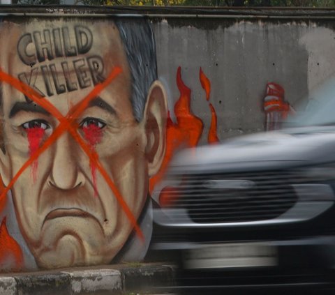 FOTO: Mural 'Stop Genocide' di Rafah Palestina dengan Wajah Benjamin Netanyahu Menghiasi Sudut Kota Jakarta