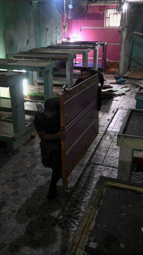 Saat pembongkaran dilakukan di ruangan sel tahanan, polisi menemukan barang-barang yang mengejutkan. Foto: JOHAN ORDONEZ / AFP