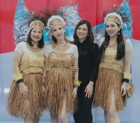 Portrait of BCL Wearing Traditional Papuan Clothing at Her Child's School Becomes the Center of Attention