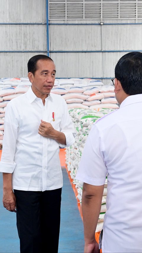 Tinjau Gudang Bulog di Lubuklinggau, Jokowi Pastikan Kelanjutan Bantuan Pangan