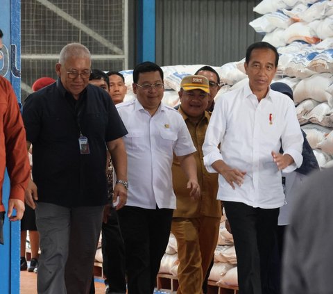 Tinjau Gudang Bulog di Lubuklinggau, Jokowi Pastikan Kelanjutan Bantuan Pangan